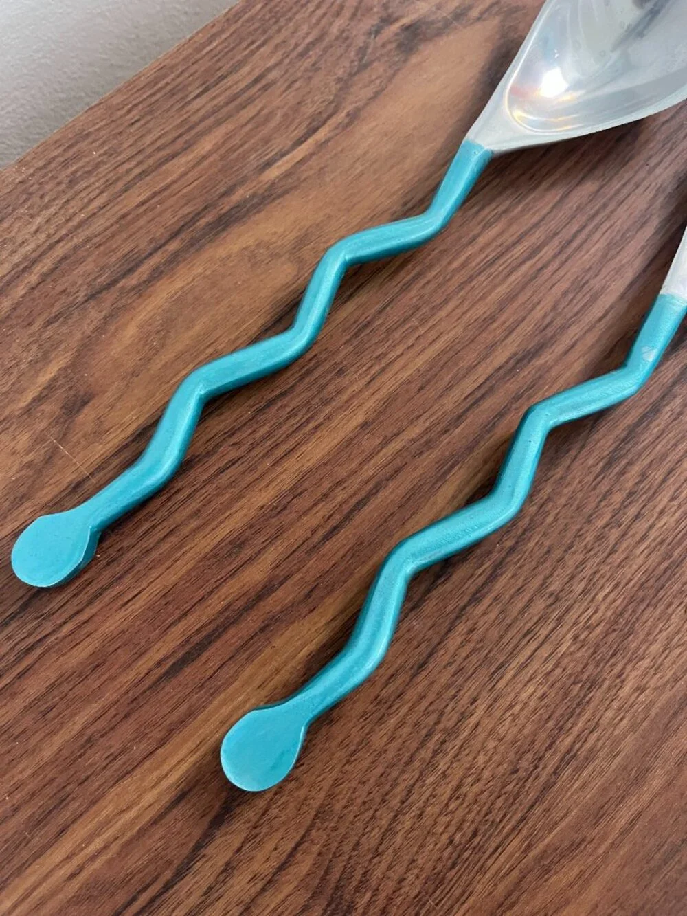 VTG Metal Funky Blue 80s Squiggle Memphis Style Playful Kitchen Salad Tongs